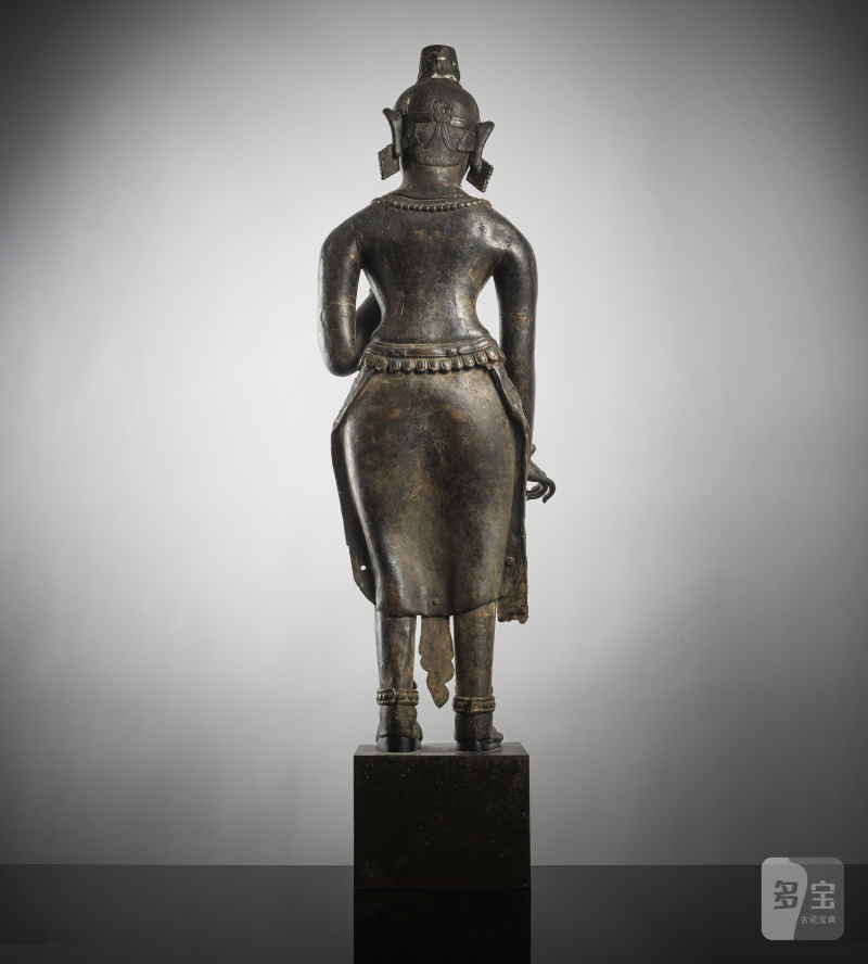 A large cast and repoussé figure of a standing deity - 图2